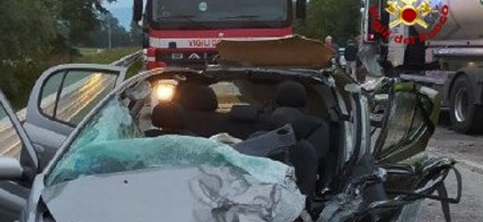 Pauroso frontale tra un’auto e un camion: un 26enne estratto dalle lamiere con le pinze idrauliche